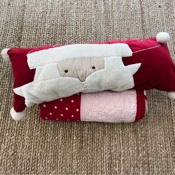 Pottery Barn Kids Heritage Santa Quilt and Pillow Size Twin - Picture 2 of 9